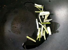 热锅凉油，下葱白小火煸香。