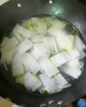 加入一碗热水和东瓜，大火烧开。