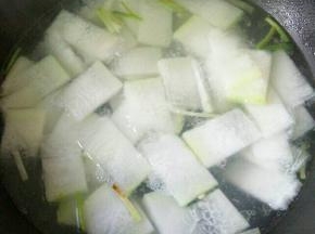 加入一碗热水和东瓜，大火烧开。