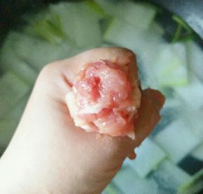 用虎口把肉挤成丸子