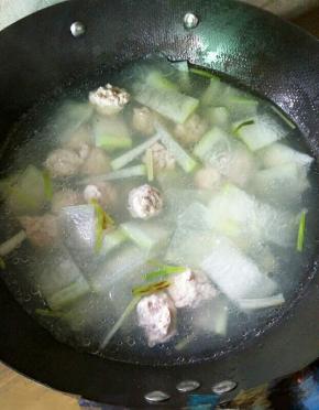 转最小火，煮个3—4分钟，将其煮熟(不能大火，丸子会老不好吃)