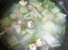 转最小火，煮个3—4分钟，将其煮熟(不能大火，丸子会老不好吃)