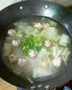 加入胡椒粉、盐、香油即可。