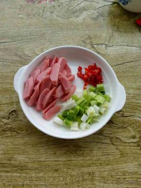 把青蒜、小米椒、火腿肠切下。