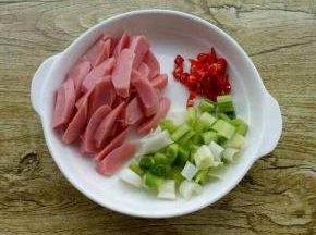 把青蒜、小米椒、火腿肠切下。