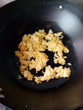 倒入锅中炒成型，盛出备用。