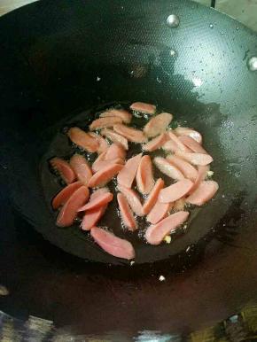 热锅凉油，下火腿肠中小火炒至微黄。