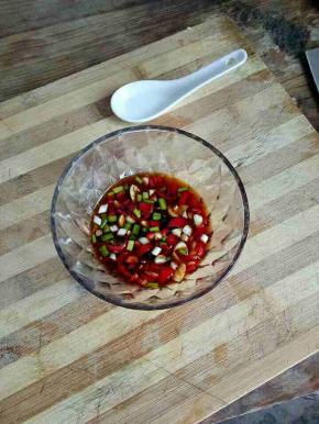 把小米椒，葱，蒜切末倒入碗中，加入生抽，米醋，香油拌与成酸辣汁备用。