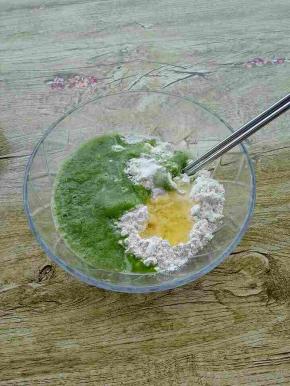 把面粉、盐混合，加入黄瓜汁、蛋清。