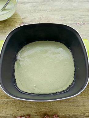 倒入抹油的锅中，铺平。