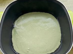 倒入抹油的锅中，铺平。
