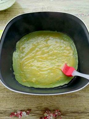 表面凝固后，刷上一层蛋黄液。