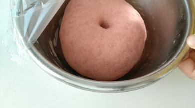 手指戳一个洞，洞口不回缩，发酵好。