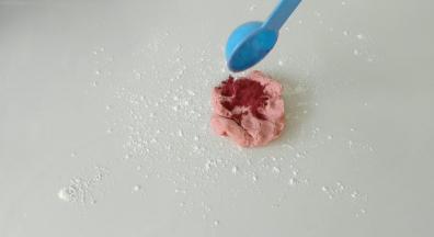 取少部分面团 再加入适量红曲米粉。做腮红及嘴巴。