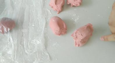 面团排气后，分成小剂子。