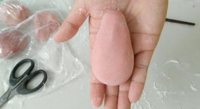 搓成一头细的椭圆。既水滴状。