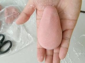 搓成一头细的椭圆。既水滴状。
