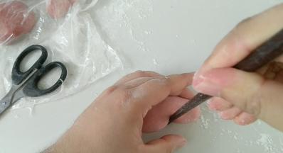 用筷子，凹出造型。