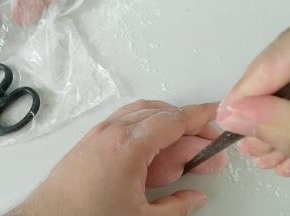 用筷子，凹出造型。