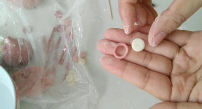 步骤8的眼睛，挖去中间的，填上白色的。