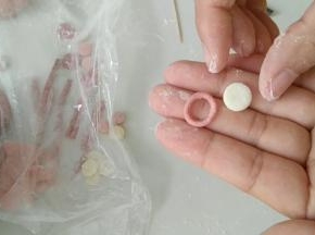 步骤8的眼睛，挖去中间的，填上白色的。