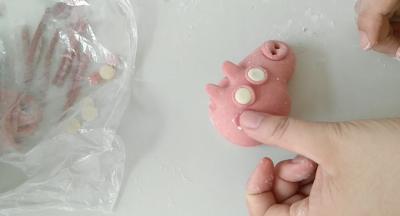 贴上眼睛，腮红。