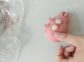 贴上眼睛，腮红。
