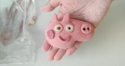 贴上嘴巴 大功告成。一定要中小火，冷水上锅蒸。