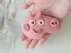 贴上嘴巴 大功告成。一定要中小火，冷水上锅蒸。