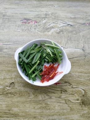 把韭菜，干辣椒切成段。