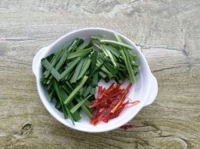 把韭菜，干辣椒切成段。
