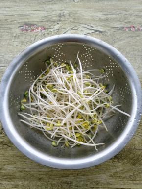豆芽洗净沥干