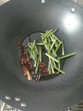 热锅凉油小干辣椒韭菜根小火煸香