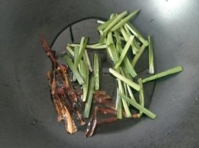 热锅凉油小干辣椒韭菜根小火煸香