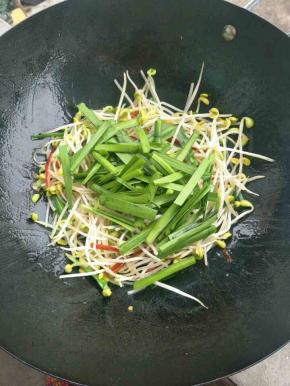 再加入韭菜叶，翻炒均匀即可。
