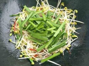 再加入韭菜叶，翻炒均匀即可。