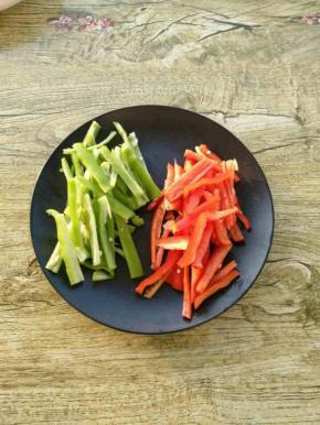 把青红椒切丝