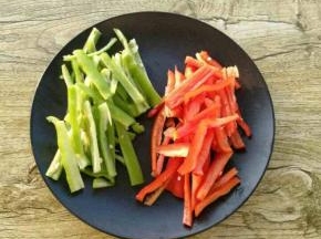把青红椒切丝