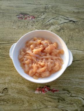 加入料酒、盐、淀粉抓匀，腌制十分钟。