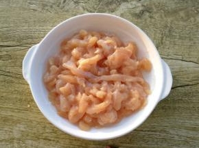 加入料酒、盐、淀粉抓匀，腌制十分钟。