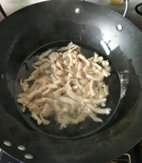 油温烧至两成热，下腌好的鸡胸，大火滑炒至发白，盛出备用。