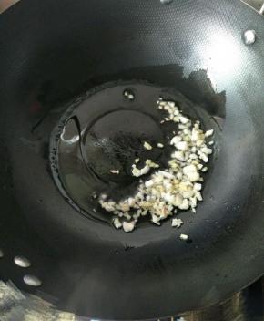 锅里面留底油，下姜蒜小火煸香。