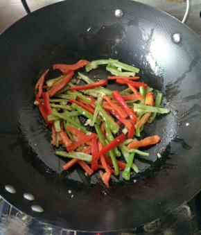 下青红椒翻炒几十秒