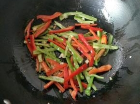 下青红椒翻炒几十秒