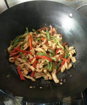 再加入生抽，翻炒均匀即可。