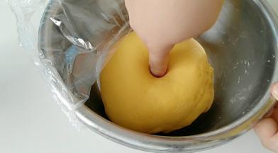 面团发酵至体积两倍大，手指戳一个洞，不回缩即可。