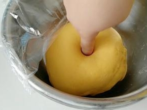 面团发酵至体积两倍大，手指戳一个洞，不回缩即可。