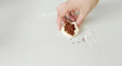 取部分白面团加入适量可可粉。