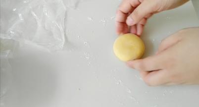 每一个小剂子都搓成圆扁的形状。