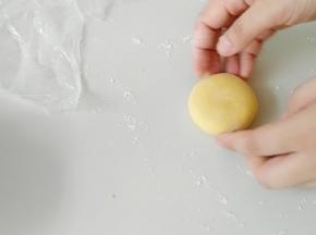 每一个小剂子都搓成圆扁的形状。